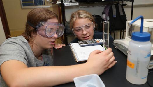 两个学生在实验室里做实验